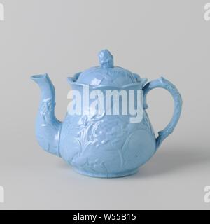 Teekanne Deckel, blau, mit Blätter und Blumen in der Entlastung, Teekanne Deckel von blauen Stein, mit Blätter und Blumen in der Entlastung über die gesamte Fläche. Die obere Kante der Topf ist überbacken. Die gewölbten Decken, wird durch eine Blütenknospe gekrönt., Petrus Regout, Maastricht, C. 1500 - C. 1999, Steingut, h 5 cm x T 7,8 cm Stockfoto