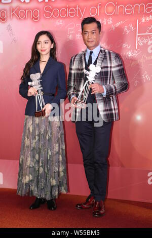 Hong Kong Schauspielerin Angelababy, Links, und Hong Kong Schauspieler Louis Koo eine Pressekonferenz für die 38Th Hong Kong Film Awards in Hongkong, China, 12 teilnehmen Stockfoto