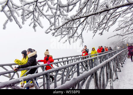 Touristen besuchen die schneebedeckten Tianmen Mountain in Niagara-on-the-Lake City, Central China Hunan Provinz, 16. Februar 2019. Stockfoto