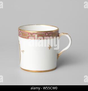 Kopf, mit einer Frau Porträt im Silhouette Lackierte, Porzellan Kopf. Der Kopf ist mit einer Frau Porträt im Silhouette in grau-braun und schwarz auf grünem Hintergrund innerhalb einer gold gerahmten Medaillon gemalt. Die Kanten sind mit einem Fries, bestehend aus einer Kette Motiv in Grün, Violett und Gold auf Violett Masse und Girlanden in Gold gehalten. Streuen Blumen in Gold. Auf dem Ohr ein Ast mit Blätter in Gold., Manufactuur Oud-Loosdrecht, Loosdrecht, C. 1782-C. 1784, Porzellan (Material), h 6,3 cm x T 6,3 cm Stockfoto