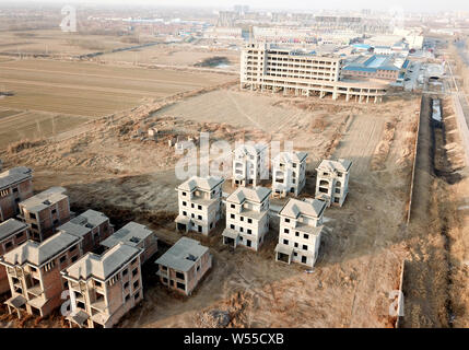 Eine Ansicht einer Geisterstadt mit unfertigen Komplex einschließlich einer Boot-förmigen Gebäude in Yangxin County, Binzhou Stadt, der ostchinesischen Provinz Shandong, 17 Fe Stockfoto