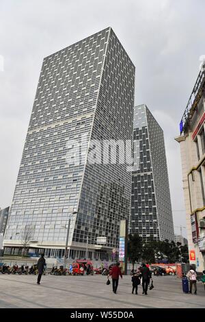 Blick auf die beiden 101 Meter hohen Gebäude schräg in einem Winkel von 15 Grad nach verschiedenen Richtungen in Chongqing, China, 12. Februar 2019 lehnte. Stockfoto