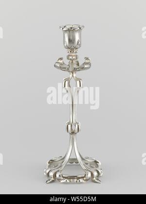 Leuchter, von Ranken gebaut, Fackeln, fast identisch. Stammzellen, die aus vier Serie von drei Ranken, die elegant um die offene Fuß Ring an der Unterseite und fungieren als Füße curl. Gerade über dem Fuß Ring, die Ranken merge in Gruppen von zwei in einem nodus, dass die Hälfte der Höhe des Stammes zu trennen. Dieses Schema wird in einer zweiten größeren nodus, die unterhalb der Kofferraum wird wiederholt. Aus diesem die Zweige öffnen wie Curling Blüten, aus denen die Kerzenhalter steigt wie ein Tulpenförmiges Kelch., Koninklijke Utrechtsche Fabriek van Zilverwerken van C.J. Begeer Stockfoto