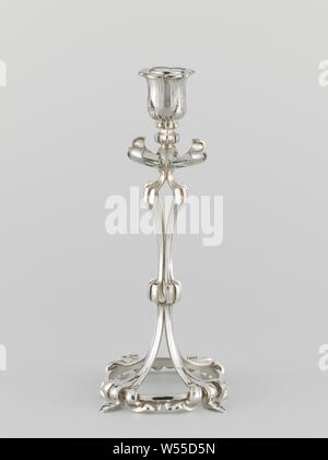 Leuchter, von Ranken gebaut, Fackeln, fast identisch. Stammzellen, die aus vier Serie von drei Ranken, die elegant um die offene Fuß Ring an der Unterseite und fungieren als Füße curl. Gerade über dem Fuß Ring, die Ranken merge in Gruppen von zwei in einem nodus, dass die Hälfte der Höhe des Stammes zu trennen. Dieses Schema wird in einer zweiten größeren nodus, die unterhalb der Kofferraum wird wiederholt. Aus diesem die Zweige öffnen wie Curling Blüten, aus denen die Kerzenhalter steigt wie ein Tulpenförmiges Kelch., Koninklijke Utrechtsche Fabriek van Zilverwerken van C.J. Begeer Stockfoto