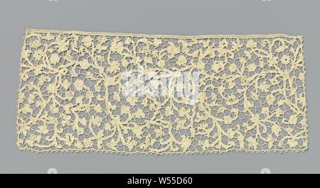 Binden slip der Nadelspitzen mit symmetrischen Muster von vielen Ranken mit kleinen Blättern und Blumen, Binden Slip von natürlichen Farben Nadel Spitze: Flache venezianische Spitze. Anscheinend verwirrte aber symmetrische Muster mit einer vertikalen Achse in der Mitte, von dem aus viele Curling Reben und Lamellen bewegen. Die Motive sind mit soffitte Stiche gemacht, mit Cut-outs der einfache Muster in verschiedenen Blüten und Blätter. Die Motive sind miteinander durch einen Stacheldrahtzaun Masse angeschlossen. Zum oberen Rand des Streifens ist mit einem clotted Gurt fertig. Die Unterseite und zwei kurzen Seiten sind mit einem Bogen Edge beendet., anonym, Venedig, C. 1675-c Stockfoto