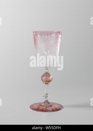 Wein Glas, Becher mit Jagdszenen, konischen Fuß. Facettierte durchgeschnittener Stängel mit einem hohlen Knoten und zwei Scheiben. Trichterförmigen Kelch mit runden Boden. Rosa-rot Überfang. Geschnitten und mit Eichenlaub auf dem Fuß eingraviert, ein Reh, ein Jagdhund und ein Wildschwein auf den Knoten und auf der Kelch einer Jagdszene mit einem Reiter, drei Jagdhunden und ein Wildschwein, mit einem Schloss im Hintergrund. An der Unterseite der Kelch unterzeichnet: JB. Simon Gv. 1859.., Jagd, Jagen, Jean Baptiste Simon, Paris, 1859, Glas, Schleifen, h 21,5 cm x T 9,7 cm, d 9,7 cm Stockfoto