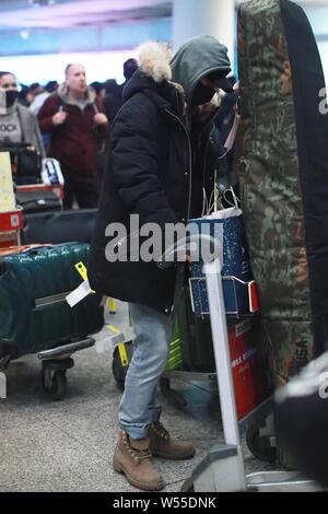 Chinesisch-amerikanische Schauspielerin Celina Jade, Links, und Chinesische Sänger und Schauspieler Han Geng sind dargestellt in der Beijing Capital International Flughafen in Peking Stockfoto