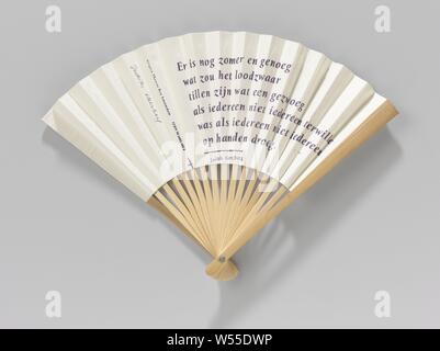 Folding Fan mit einem Blatt Papier mit einem Gedicht von Judith Herzberg gedruckt auf der Vorderseite, auf einer glatten Rahmen von Bambus mit Metallstift, Falten Ventilator mit einem Blatt Papier mit einem Gedicht von Judith auf der Vorderseite Herzberg auf einer glatten Bambus Rahmen mit einem Metallstift gedruckt wird. Modell: 16 schmucklos, unvorbereitet Beine. Die äußeren Beine sind matt lackiert. Dekoration: rechts von der Mitte ist auf der Vorderseite bedruckt: "Es ist immer noch Sommer und genug/Was würde das hohe Gewicht/anheben, was einer Werktätigen / Wenn jeder war nicht jeder im Interesse/Wenn jeder war nicht jeder auf ihrer Durchführung Stockfoto