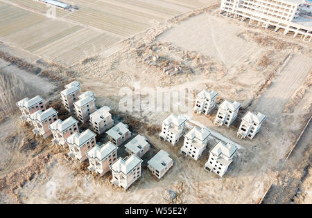 Eine Ansicht einer Geisterstadt mit unfertigen Komplex einschließlich einer Boot-förmigen Gebäude in Yangxin County, Binzhou Stadt, der ostchinesischen Provinz Shandong, 17 Fe Stockfoto