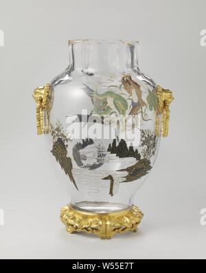 Vase Vase aus Glas mit Ohren aus vergoldeter Bronze und mit separaten Sockel aus vergoldeter Bronze, Vase aus farblosem Glas. Runder Boden, Boden pontil Marke und Matt am Rand. Abgeflachte, geschwungene Karosserie. Abgerundete Schulter, Zusammenführung in einem kurzen Ausschnitt in der Form einer ovalen Quad vorbei. Die obere Kante ist flach schneiden. An der Karosserie aus mehrfarbigem Emaille und Vergoldung, ein Medaillon mit einer Maus, die Beats ein Frosch mit einer Karotte. Unter dem Medaillon, poliert, geätzt und in mehrfarbigem Emaille, einem See umgeben von Bäumen. Auf der Rückseite eine zweite Medaillon, auch geschnitten, geätzt und in mehrfarbigem Emaille bemalt, Stockfoto