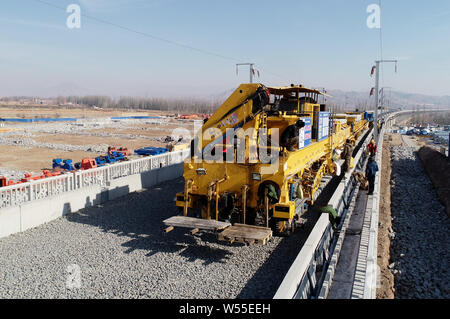 Chinesische Arbeiter legen Sie den Titel für die Beijing-Zhangjiakou high-speed Railway im Norden der Stadt Zhangjiakou, Provinz Hebei, China, 21. Februar 2019. T Stockfoto