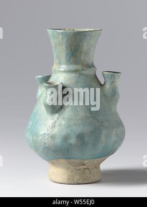 Vase mit Baum Tüllen, Vase von Quarz Braten mit drei Ausläufe am Bauch, bedeckt mit einem monochromen Türkis alkalische Glasur., anonym, Iran, C. 1175 - C. 1224, Steingut, Glasur, Verglasung, h 17,5 cm, d 6,3 cm d 12cm d 6,2 cm Stockfoto