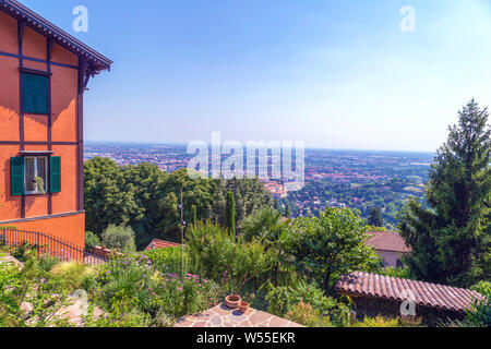 Panorama- und Luftbild über Bergamo, Italien, von der Via San Vigilio auf dem Hügel der Altstadt Città Alta entfernt Stockfoto