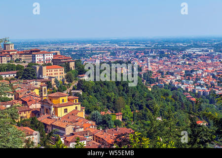 Panorama- und Luftbild über Bergamo, Italien, von der Via San Vigilio auf dem Hügel der Altstadt Città Alta entfernt Stockfoto