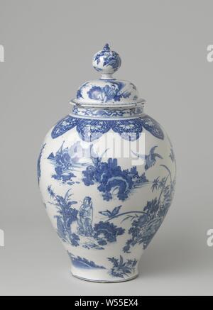 Mixbecher mit Deckel Topf mit Deckel in blau mit Blumensträußen, chinesische Figuren und ein fliegender Phoenix, Topf mit Deckel gemalt, in Blau auf weißem Grund mit Gruppen von Chinesisch, ein fliegender Phoenix und große Blumensträuße, die alle bemalt sind getrennte, unabhängige und nicht durch Kartuschen getan, wenn die dekorativen Elemente über die konvexe Fläche verstreut sind. Alles, was im chinesischen Stil abgeleitet von Dekorationen auf chinesischem Porzellan, aber Stücke von ihm und ihre eigene Interpretation oder Verarbeitung: Chinoiserie, Blumenstrauß, Ornament, fabelhafte Tiere, Vögel: Phoenix, anonyme, Delft, C. 1660 - C. 1670, H 47 cm d 37 Stockfoto