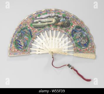 Doppelseitige Faltung Ventilator Folding Fan mit einem Blatt Papier mit eleganten chinesischen Vertretungen mit Gouache und gold Lack, auf einen offenen Rahmen aus geprägtem Elfenbein, Folding Fan mit einem Blatt Papier mit eleganten Gouache und Gold Farbe Darstellungen sind bemalt, auf einen offenen Rahmen aus geprägtem Elfenbein mit Kupfer Lüfter Ring. Die vordere Abdeckung ist fast vollständig mit einer Darstellung, auf dem eine dignitator auf einer Veranda in einem Garten mit Taoistischen Unsterblichen mit ihren jeweiligen Attribute auf Wolken gefüllt. Die 37 Figuren aus Elfenbein Gesichter gemalt und Seide Kleidung tragen. Die ganze Stockfoto