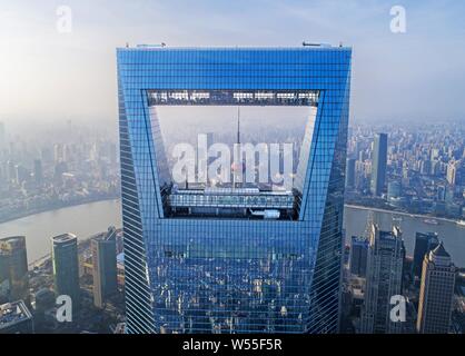 Skyline der Lujiazui Finanzviertel in Pudong mit dem Shanghai World Financial Center, Front, den Oriental Pearl TV Tower, zurück Zentrum und ot Stockfoto