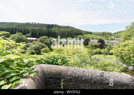 Straßen von kleinen ehemaligen Bergleute Cottages in langen Reihen in den Tälern von Südwales. Viele renoviert nach der Schließung aller Zechen. Stockfoto