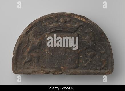 Kamin Schlussstein mit dem Wappen der Prinz Maurits von Oranien Nassau, Halbrunde heartstone mit Wappen von Prinz Maurits, vor Schild Krone und 1606, auf beiden Seiten der Lions - mit dem Buchstaben G zwischen den vorderen Beine links, rechts mit M zwischen dem vorderen Beine - und pflanzlichen Motiven, einfache Grenze in der Entlastung, Stücke von unten und wieder zurück, sehr geschwärzt, auf der Rückseite unten fault Line, Zement bleibt, horizontale Streifen über Löwen und Schild, Maurits (Prinz von Oranien), anonyme, Niederlande, 1606, Ziegel (Lehm), h 21,7 cm x W 34,7 cm x d 6 cm Stockfoto