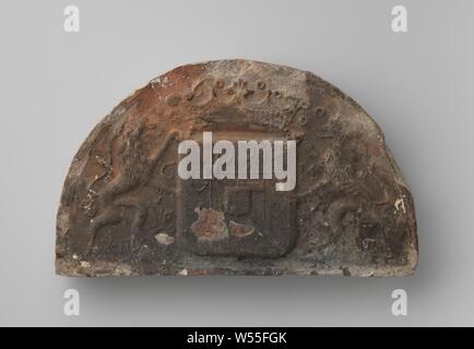 Kamin Schlussstein mit dem Wappen der Prinz Maurits von Oranien Nassau, Halbrunde heartstone mit Wappen von Prinz Maurits, vor Schild Krone und.6., auf beiden Seiten der Lions - mit dem Buchstaben G zwischen den vorderen Beine links, rechts mit M zwischen dem vorderen Beine - und pflanzlichen Motiven, einfache Grenze in der Entlastung, sehr abgenutzt und Stücke, Schild, sehr abgenutzt, geschwärzt, Zement bleibt, weiß Skala, linke Seite mit unterbrochener Linie, weiße Farbe spritzt, Maurits (Prinz von Oranien), anonyme, Niederlande, 1567 - 1625, Steingut, H 20 cm x W 33 cm x d 6,2 cm Stockfoto