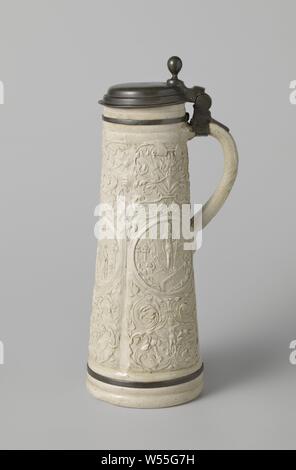 Tankard (schnelle) mit der Verkündigung, die Kreuzigung und die Auferstehung, Kanne (schnelle) aus Steingut mit einem zylinderförmigen, konischen Körper und C-förmige Ohr. Profile unter der Kante und über dem Fuß. Auf den Körper in der Entlastung dreimal eine gedruckte und verhängte länglichen Kasten mit in der Mitte ein Medaillon mit der Verkündigung, die Kreuzigung oder die Auferstehung. Die Medaillons sind von Ranken und grotesken umgeben. Die richtigen Medaillon mit der Markierung "H. H.'. Die Kanne ist in einem Zinn Rahmen mit Deckel. Siegburg., anonyme, Siegburg, C. 1500 - C. 1599, Steinzeug, Glasur, montuur Stockfoto