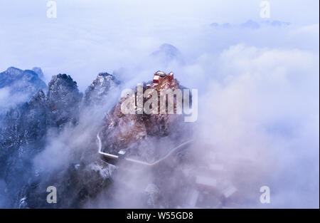 Luftaufnahme der Wudang Berge mit Schnee bedeckt in einem Meer der Wolken ein Märchenland - wie die Welt, in der bezirksfreien Stadt, der zentralen China Hubei provin zu erstellen Stockfoto