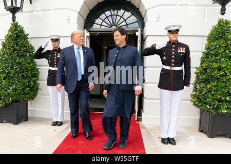 Us-Präsident Donald Trump nimmt Abschied von Pakistan Premierminister Imran Khan, rechts, an der südlichen Vorhalle des Weißen Hauses Juli 22, 2019 in Washington, DC. Stockfoto