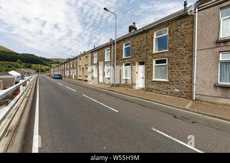 Straßen von kleinen ehemaligen Bergleute Cottages in langen Reihen in den Tälern von Südwales. Viele renoviert nach der Schließung aller Zechen. Stockfoto