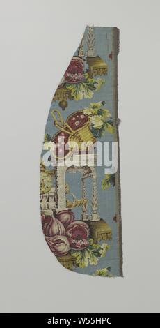 Fragment einer bunten Seidenstoff, ein Fragment von Seide mit einer Pergola in Grau, auf dem ein Korb mit roten Früchten und auch große Früchte und Blätter auf einem hell-blau. Hinweis: abgeschrägte, 1,2 cm Leinwandbindung 6 Rand Threads., anonym, England (möglicherweise), 1735, Seide, Köper, h 62,5 cm x W 20 cm h 41 cm w 1,1 cm Stockfoto