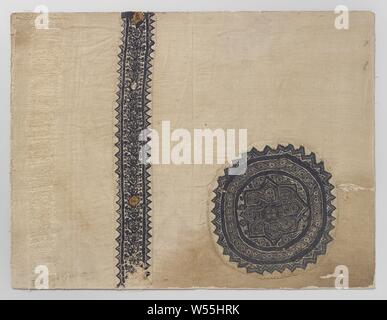 Fabric Fragment mit orbiculus und clavus, Naturfarben Leinen Stoff Fragment mit Angenähten orbiculus und clavus. Die orbiculus ist in dunklem Blau mit Octagon im Zentrum mit natürlichen Farben in fliegenden Draht Technik im Kreis, durch eine solide dunkel blauen Kreis umgeben, einem Kreis mit kontinuierlichen flechten Muster, ein blauer Kreis und eine gezahnte Kante. Der clavus hat eine zentrale Blatt und ranke Motiv in dunkel Blau und natürliche Farben mit Flying wire Technologie und eine gelbe und rote gewebte Gesicht und an den Rand einer gelben, roten und grünen gewebte Vogel. Der Streifen ist mit einem soliden dunkelblaue Linie umrandet Stockfoto