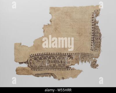 Fabric Fragment mit clavus, Naturfarbenen Leinen Stoff mit einem braunen clavus Dekoration. Der clavus und die Tabula bestehen aus einem wiederkehrenden kreisförmige Motiv mit einer unregelmäßigen Motiv mit sechs Kreise am Ende mit der clavus, einem natürlichen Farben wandern Abbildung mit erhobener Hand hinein gewoben ist. Die Kanten der clavus bestehen aus einem durchgehenden Linie mit überstehenden Balken mit einem stumpfen Ende vier verdickte Schüsse von ungefähr in der Leinen Stoff in einem gleichmäßigen Abstand von einander verwoben sind. 14 cm lang., anonym, Egypte, C. 200-C. 599, ketting en inslag, inslag, Tapisserie, h 35,0 cm x W 41,2 cm Stockfoto