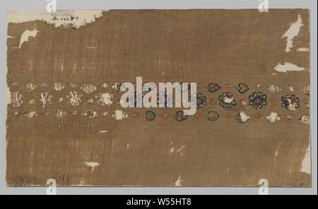 Fabric Fragment mit clavus (?), Naturfarben Leinen Stoff Fragment mit einem dekorativen Streifen innerhalb von sechs Linien dicker Tressen. Den Deko-Streifen hat eine zentrale Sequenz von Blumen in dunklem Blau, Rot und Gelb auf beiden Seiten der Motive der stilisierten Blumen und Blätter in dunklem Blau, Rot, Grün und Gelb. Zwischen einer gepunkteten Muster in Rot und Gelb. Diese Motive werden aus Wolle und tapestry Technologie., anonym, Egypte, C. 200-C. 599, ketting en inslag, inslag, Tapisserie, h 18,7 cm x W 32,2 cm Stockfoto