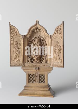 Triptychon Miniatur altar Hausaltar oder Reisen Altar mit Maria mit Kind, der Hl. Barbara und Katharina, Hausaltar oder Reisen Altar flankiert aus Palm Holz mit geschnitzten Darstellungen. Mittlerer Teil: Maria in Halo und mandorla mit dem Jesuskind auf dem Arm, in der geöffneten Seitenflügeln links St. Barbara, St. Anna. Die Außenseiten der Flügel mit St. Christoffel auf der linken und St. Joris auf der rechten Seite. Unter Maria den Text: Tota pulchra ES AMICA MEA. Auf dem Podest ein Relief von Johannes der Evangelist und ein Transenna. Auf der Rückseite zwei Türen, bin arianum', Madonna im strahlenkranz oder mandorla Stockfoto