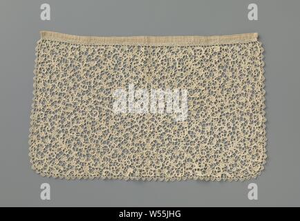 Riegel - Schlupf der Nadelspitzen mit Serpentine ranken, Tie-Slip von natürlichen Farben Nadel: Flachbild venezianische Spitze. Symmetrische serpentine Ranken mit Knospen. In den gerundeten Ecken, schrägen composite Zweig. Dreieckige Bögen auf drei Seiten abwechselnd Groß und Klein., anonym, Venedig, C. 1690 - C. 1699, Leinen (Material), die flachen Venezianischen (Nadelspitze), h 25 cm x W 39 cm Stockfoto