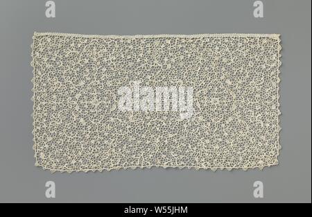 Riegel - Schlupf der Nadelspitze mit Rautenförmigen ranken, Tie-Slip von natürlichen Farben Nadel: Flachbild venezianische Spitze oder Point-de-France. Auf einer groben hexagonal Mesh, es ist eine symmetrische Kulisse für zwei sich schneidende Achsen. Es gibt eine große Raute im Herzen, der sich auf der linken und rechten Außenseite halbiert wird. Sie sind durch eine kleinere Fenster mit einer gleichen bewaffneten Kreuz verbunden. Die großen Diamanten zeigen vier unlesbar Monogramme gebildet von C-voluten (?). Das mittlere Feld wird mit Spiral Reben mit kleinen Blüten und Knospen gefüllt. Eine gerade Linie mit Punkten auf drei Seiten, abwechselnd Großen und Kleinen Stockfoto