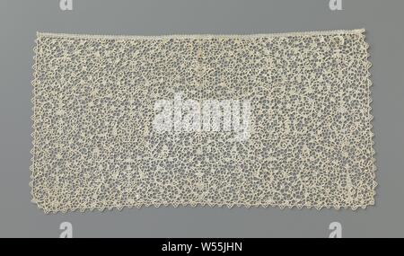 Riegel - Schlupf der Nadelspitzen mit candelabre Motive, Tie-Slip von natürlichen Farben Nadel - Spitze: Flache venezianische Spitze oder Point-de-France. Auf einer groben hexagonal mesh Boden ist ein Hintergrund der fünf symmetrisch und sehr dünne candelabre Motive, die durch die verzweigte Spirale Reben verbunden sind, mit Miniatur palm Blüten und Knospen. Auf drei Seiten mit abwechselnd grossen und kleinen dreieckigen Bögen Fertig., anonym, Italien (möglicherweise), C. 1690 - C. 1709, Leinen (Material), die flachen Venezianischen (Nadelspitze), h 22 cm x W 44 cm Stockfoto