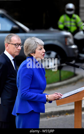 Theresa May mit ihrem Mann Philip in Downing Street liefern Ihre letzte Rede als Premierminister vor dem Verlassen in ihren Rücktritt der Qu zur Hand Stockfoto