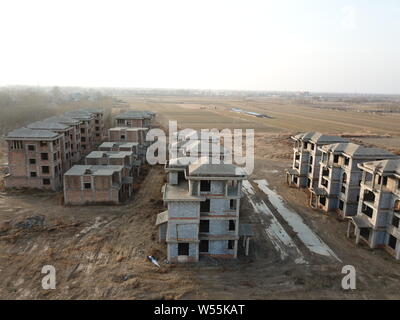 Eine Ansicht einer Geisterstadt mit unfertigen Komplex einschließlich einer Boot-förmigen Gebäude in Yangxin County, Binzhou Stadt, der ostchinesischen Provinz Shandong, 17 Fe Stockfoto