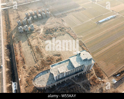 Eine Ansicht einer Geisterstadt mit unfertigen Komplex einschließlich einer Boot-förmigen Gebäude in Yangxin County, Binzhou Stadt, der ostchinesischen Provinz Shandong, 17 Fe Stockfoto