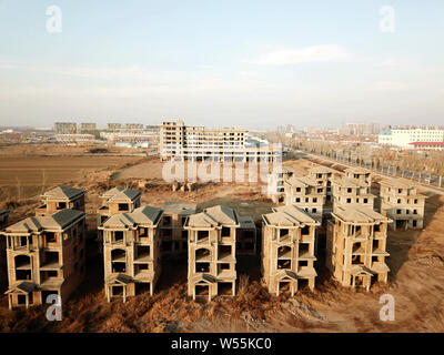 Eine Ansicht einer Geisterstadt mit unfertigen Komplex einschließlich einer Boot-förmigen Gebäude in Yangxin County, Binzhou Stadt, der ostchinesischen Provinz Shandong, 17 Fe Stockfoto