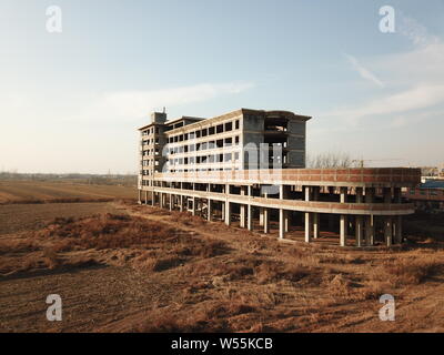 Eine Ansicht einer Geisterstadt mit unfertigen Komplex einschließlich einer Boot-förmigen Gebäude in Yangxin County, Binzhou Stadt, der ostchinesischen Provinz Shandong, 17 Fe Stockfoto