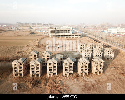 Eine Ansicht einer Geisterstadt mit unfertigen Komplex einschließlich einer Boot-förmigen Gebäude in Yangxin County, Binzhou Stadt, der ostchinesischen Provinz Shandong, 17 Fe Stockfoto