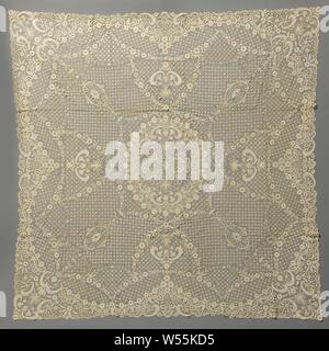 Bettüberwurf aus gemischten Spitze mit wilden Blumen, Tagesdecke aus natürlichen Farben gemischt lace-Klöppelspitze in Kombination mit Nadelspitzen - Brüssel duchesse. Eine Basis der Zöpfe mit ranunkeln und vierblättrigen Kleeblatt, auf dem sich eine große Muster, das symmetrisch ist im Hinblick auf zwei Achsen gestreut. Das Zentrum trägt eine große ovale Medaillon mit einer gezahnten Kontur, die wiederum hat eine Poppy und ein Ohr von Mais. Unter anderem das Herz zeigt zwei Büschel von Kornblumen mit Schleife gebunden, Ähren und eine Grenze von c-voluten. Außerhalb dieses ist eine große Reserve von Gelappt mit vier Durchgängen, umgeben von c Stockfoto