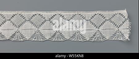 Bandrolle Web mit Spinnennetz, natürliche Schieber web Strip: Cluny Lace. Muster mit Reihen von passenden Diamanten, durch einen langen Zöpfen verbunden. Schwach scalloped Edge von langen cobweb Bars., M. Schutten-Putters, Hellevoetsluis, C. 1920 - C. 1929, Leinen (Material), Cluny Lace, h 350 cm × w 4,5 cm × 3 cm Stockfoto