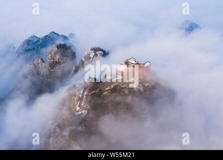 Luftaufnahme der Wudang Berge mit Schnee bedeckt in einem Meer der Wolken ein Märchenland - wie die Welt, in der bezirksfreien Stadt, der zentralen China Hubei provin zu erstellen Stockfoto