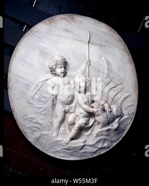 Zwei Putten und ein Lamm, Oval Marmorrelief mit einem stehenden und sitzenden putto als Schäfer und Schäferin, neben einer liegenden Lamm. Die ständigen Putto hält Mitarbeiter eines Hirten, der sitzende legt ihren Arm um das Lamm. Das Ganze auf einem felsigen Boden und Feder- förmigen Balkon im Hintergrund., Jan Baptist Xavery, Den Haag, 1740, Marmor (Rock), h 117 cm x W103cm Stockfoto