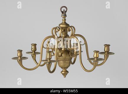 Kerze Krone mit sechs Arme, das Objekt besteht aus einem runden schmiedeeisernen Stange, einer hängenden Ring mit einem schmiedeeisernen Auge, ein Splint aus Kupfer Platte gemacht, und die folgenden gegossene und bearbeitete Teile des gelben Kupfer auf der Drehbank: der Stamm mit dem Ring, in die Sphäre der Taste., De geprofileerde Knop eindigt in een klein knopje en bevestigd aan de Stang met bovenaan Het oog voor de splitpen., anonym, Amsterdam, 1795 - 1800, Messing (Legierung), Eisen (Metall), Schmieden, H 38 cm Stockfoto