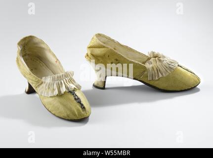 Frauen schuh des goldenen gelb Seide mit Plissee cremefarbenen Streifen Seide und Silber Liebhaber, Damenschuhe von Golden gelber Seide. Modell: spitzen Nase, breiter Vorfuß, einem vorderen Blatt und zwei seitlichen Blätter. Die Ferse, bedeckt mit Ziegenleder, ist rechtwinklig geschnitten und erstreckt sich unter der geleng auf die Naht von der vorderen Abdeckung. Die Ferse hat einen braunen Leder rim von der Rückseite. Braun Kuh Leder mit weißen Nähten unter. Die Seitenteile sind mit Ziegenleder gefüttert. Deckblatt mit beige Leinen gefüttert. Die Sohle ist aus Ziegenleder. Dekoration: in der Mitte der Vorderseite, von der Spitze zu Stockfoto