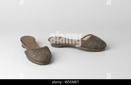 Schwarz Leder Slipper mit niedrigen Keilabsatz, Schwarzes leder Slipper. Integrierte tief Ferse, schmale Ferse, breiter Vorfuß, abgerundeter Spitze. Low-cut-Vordere Abdeckung, mit weißen Nähten und Perforationen., anonym, Noord-Nederland, C. 1600 - C. 1650, Love, Perforieren, L 23,5 cm x B 8,5 cm x h 5 cm Stockfoto