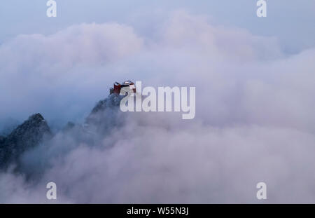 Luftaufnahme der Wudang Berge mit Schnee bedeckt in einem Meer der Wolken ein Märchenland - wie die Welt, in der bezirksfreien Stadt, der zentralen China Hubei provin zu erstellen Stockfoto